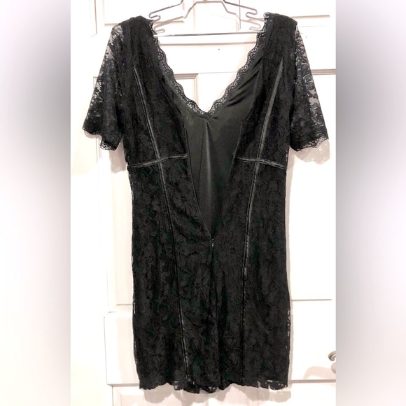 2B BEBE all over black lace dress with trim short sleeves size L EUC - Picture 4 of 8